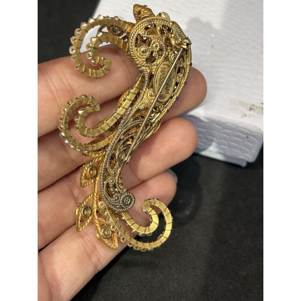 Vintage Miriam Haskell Signed Gold Tone Pearl Filigree Feather Scroll Brooch Pin - Picture 5 of 9